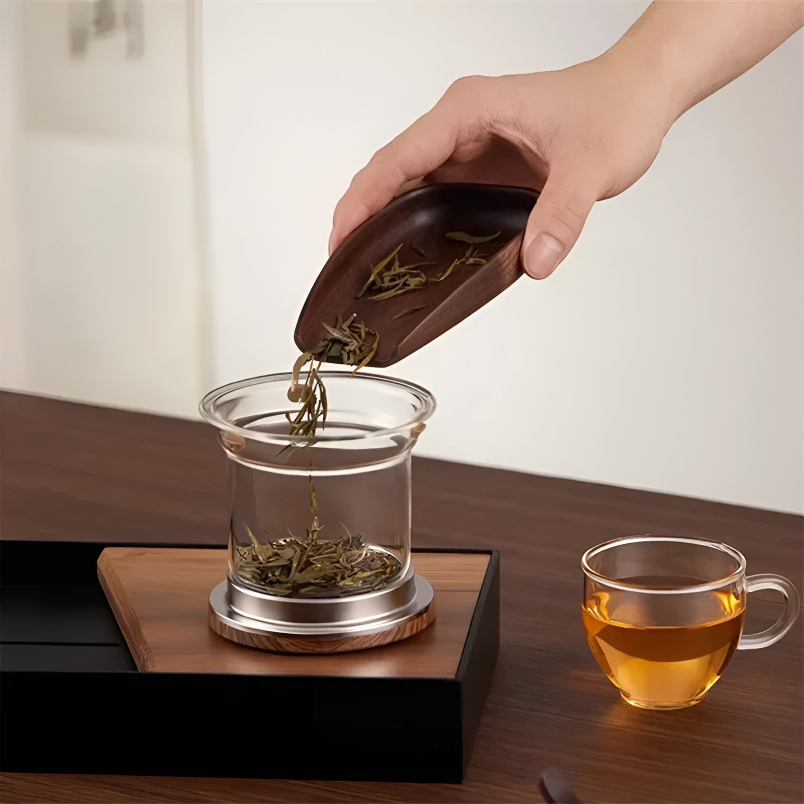 Glass Teapot with Wooden Handle – Elegant, Heat-Resistant Teapo